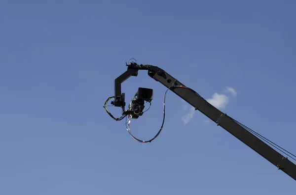 Низкоугольный Снимок Крана Телескопической Камерой Фоне Голубого Неба — стоковое фото
