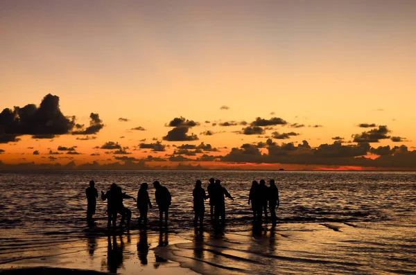 Silhuett Gruppe Unge Mennesker Strand Feirer Med Glede Friheten Mens – stockfoto