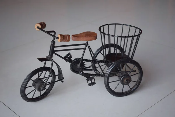 Cute Iron Planter Shape Bicycle Basket — Stock Photo, Image