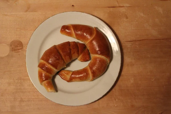 Gros Plan Deux Croissants Maison Fraîchement Cuits Sur Une Assiette — Photo