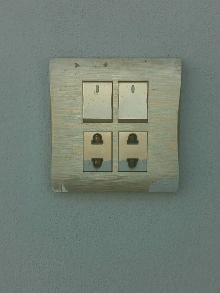 Uma Combinação Interruptor Elétrico Luz Tomada Energia Uma Parede Verde — Fotografia de Stock