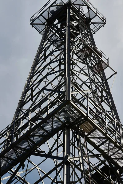 Colpo Verticale Una Torre Perforazione Fatta Griglie Acciaio Zincato Contro — Foto Stock