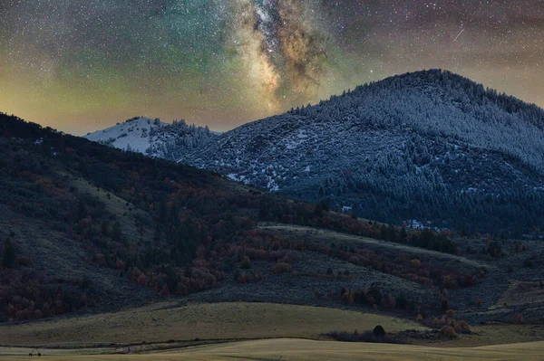 Die Milchstraße Sternenhimmel Über Bewaldeten Bergen — Stockfoto