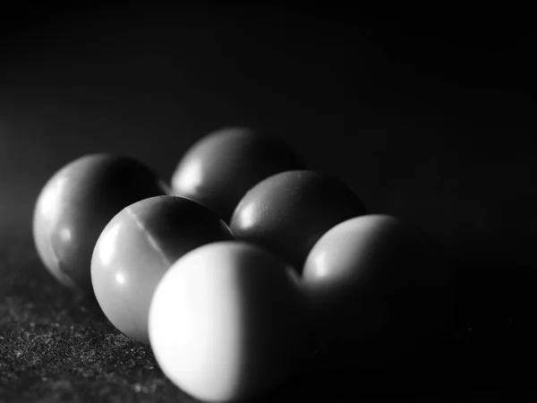 Een Grijswaarden Close Shot Van Kleine Ballen — Stockfoto