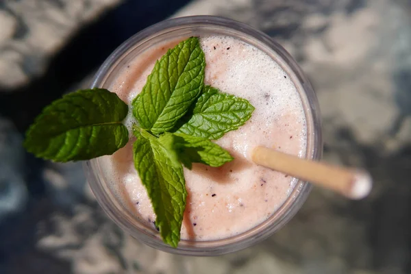 Eine Draufsicht Auf Einen Frischen Milchshake Mit Minze Und Einem — Stockfoto