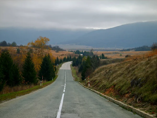 Une Route Asphaltée Vide Campagne Sous Ciel Nuageux — Photo