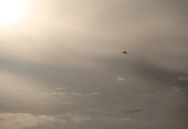 黄昏时分 一架直升机在天空中飞行 — 图库照片