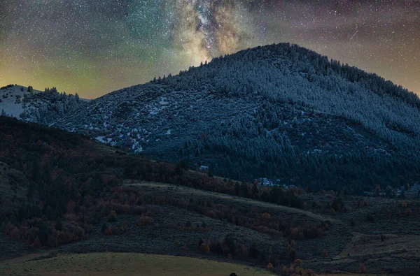 在群山的夜空中的银河 — 图库照片