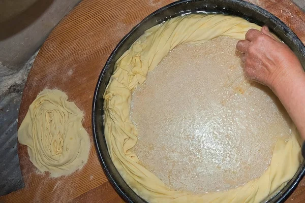 Torta Grega Tradicional Com Leite Rústico Por Uma Mulher Idosa — Fotografia de Stock