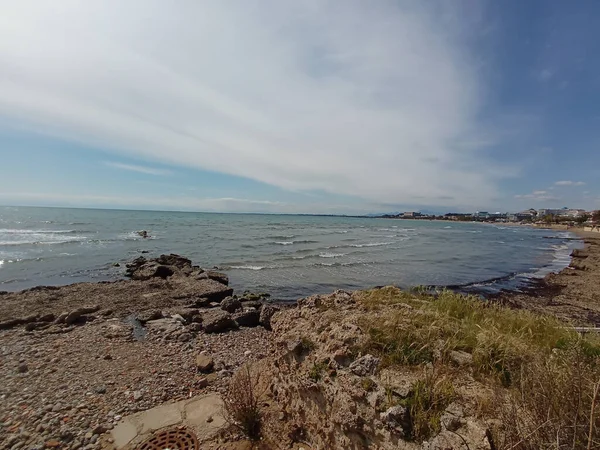 Pintoresco Plano Playa Rocosa Sobre Fondo Cielo Brillante — Foto de Stock