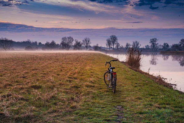 Красивый Снимок Велосипеда Поле Рядом Озером Над Облачным Небом — стоковое фото