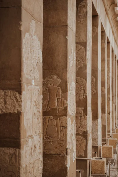 Vertikal Bild Kolonnerna Ett Gammalt Tempel Drottning Hatshepsut — Stockfoto