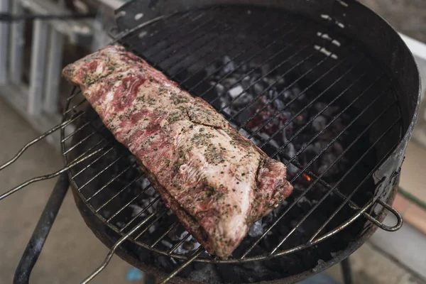 Gros Plan Une Grosse Tranche Viande Rôtie Sur Gril — Photo