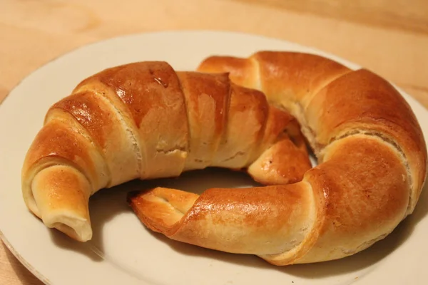 Egy Közeli Kép Két Croissant Tekercs Egy Tányéron — Stock Fotó