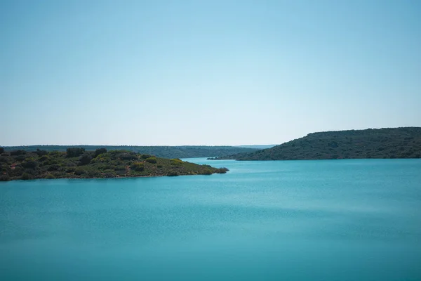 Uma Bela Vista Água Azul Lindo Com Colinas Sobre Ele — Fotografia de Stock