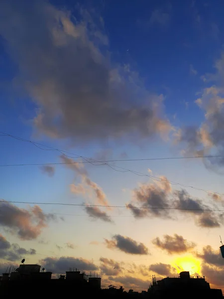 Tiro Vertical Edifícios Sob Céu Nublado Durante Pôr Sol — Fotografia de Stock