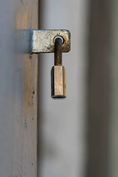 Disparo Vertical Pequeño Candado Metal Sobre Fondo Borroso — Foto de Stock