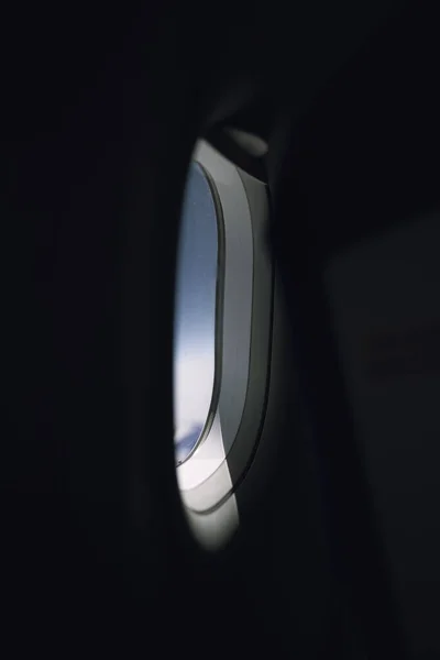 Vertical Shot Light Creeping Airplane Window Bright Sky Visible — Stock Photo, Image