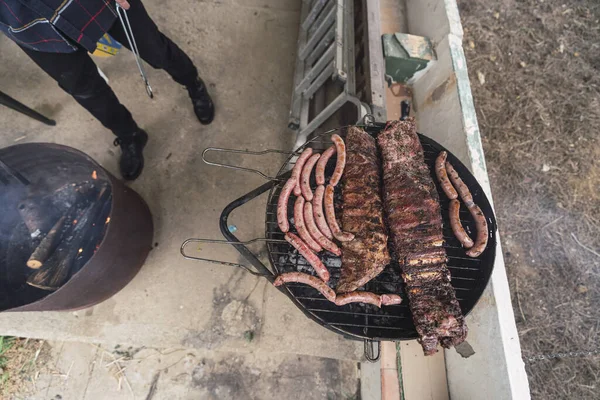 屋外グリルで焙煎肉やソーセージの大規模なスライス — ストック写真