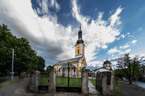 Krásný Kostel Zahradou Blízkosti Asfaltové Cesty Pod Zataženou Oblohou — Stock fotografie