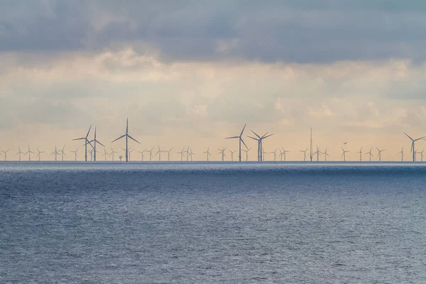 Cenário Estranho Moinhos Vento Perto Oceano Sob Nuvens Pesadas Dia — Fotografia de Stock