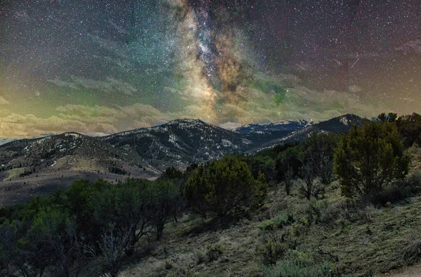 在群山的夜空中的银河 — 图库照片