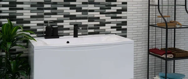 Krásný Interiér Koupelny Minimalistickým Černým Kovovým Vodovodním Kohoutkem Bílým Dřezem — Stock fotografie