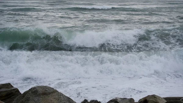 Злісна Хвиля Наближається Скель Березі — стокове фото