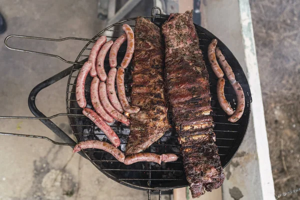 Uma Grande Fatia Carne Salsichas Assando Uma Grelha Livre — Fotografia de Stock