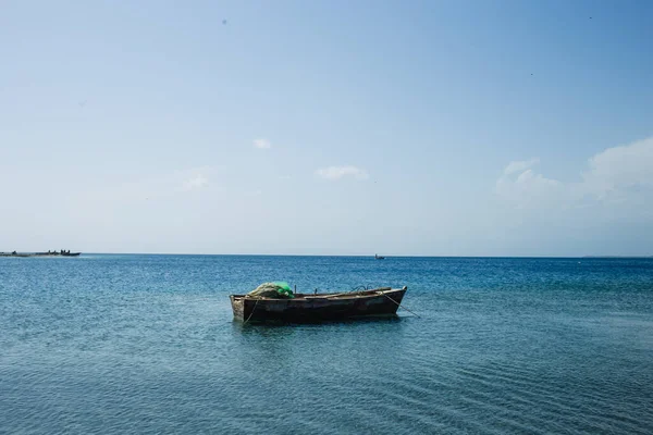 Tiro Barco Abandonado Superfície Água Com Céu Azul Horizonte — Fotografia de Stock