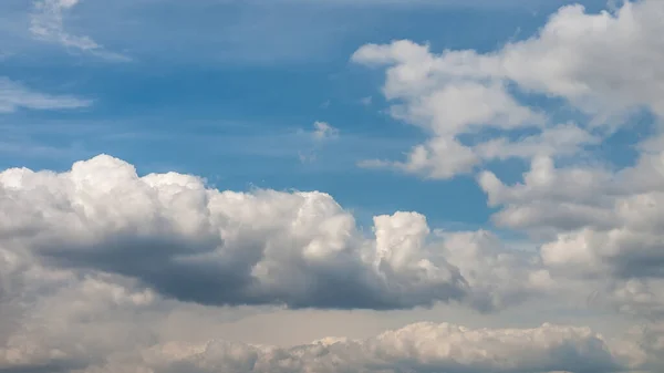 Hermoso Cielo Azul Nublado Día Soleado Ideal Para Fondos Pantalla — Foto de Stock