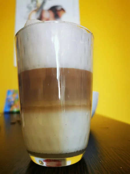 Nahaufnahme Eines Heißen Cappuccino Einer Glasschale Mit Sichtbaren Schichten Auf — Stockfoto