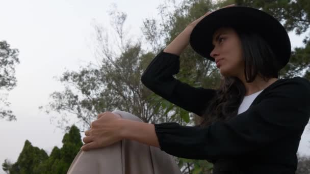 Slow Motion Stylish Hispanic Woman Fedora Hat Sitting Park Shot — Stock Video
