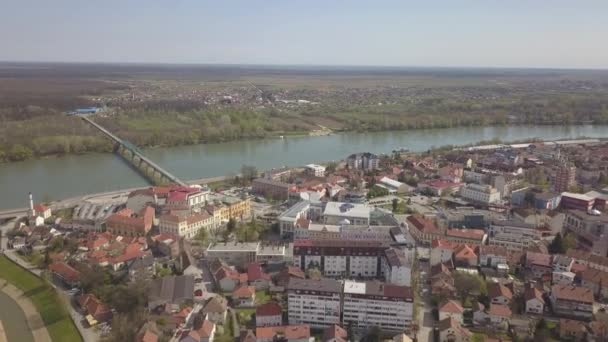 晴れた日に川が流れる大都市のパノラマビュー — ストック動画