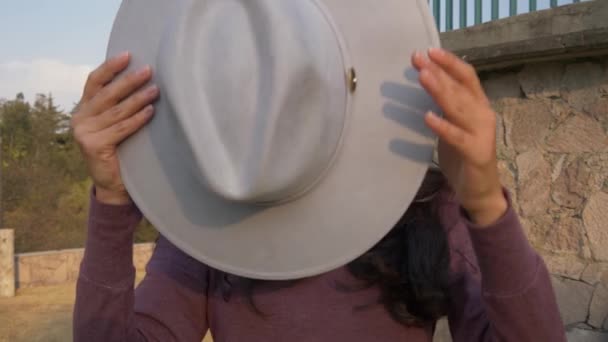 一个年轻而快乐的西班牙姑娘头戴软帽 慢吞吞地在公园里当模特儿 — 图库视频影像