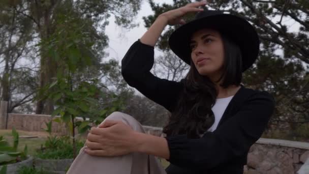 Câmera Lenta Uma Mulher Hispânica Elegante Com Chapéu Fedora Sentado — Vídeo de Stock