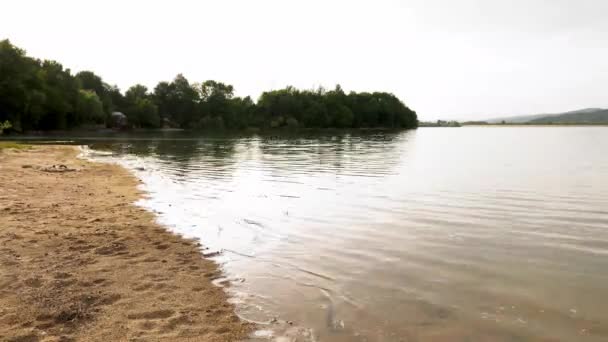 Güneşin Doğuşunda Ormanla Çevrili Göl Manzarası Zaman Aşımı — Stok video