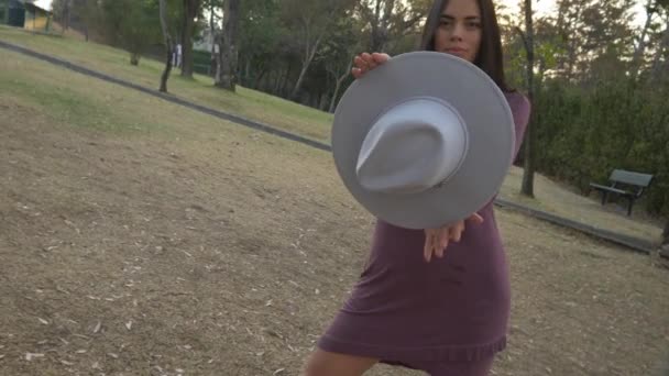 Ytlig Fokus Ung Latinamerikansk Kvinna Bär Lila Klänning Och Rulla — Stockvideo