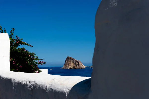 Una Hermosa Vista Panarea Detrás Paredes Blancas Isla Volcánica Más —  Fotos de Stock