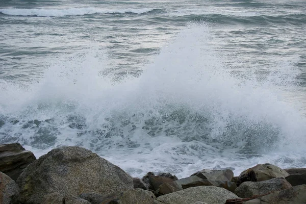 Brzeg Plaży Ostrymi Skałami Wściekłymi Falami Zbliża Się Nich — Zdjęcie stockowe