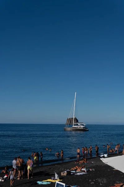Die Menschen Strand Bewundern Die Wunderschöne Landschaft Eines Bootes Ozean — Stockfoto