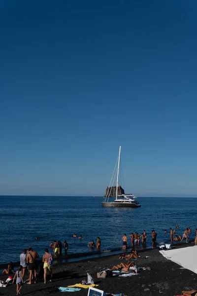 Pessoas Praia Admirando Bela Paisagem Barco Oceano — Fotografia de Stock