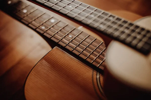 Primer Plano Los Cuellos Dos Guitarras Que Pusieron Uno Sobre — Foto de Stock