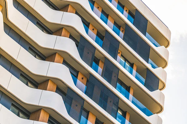 Primer Plano Edificio Moderno Con Colores Materiales Muy Vivos — Foto de Stock