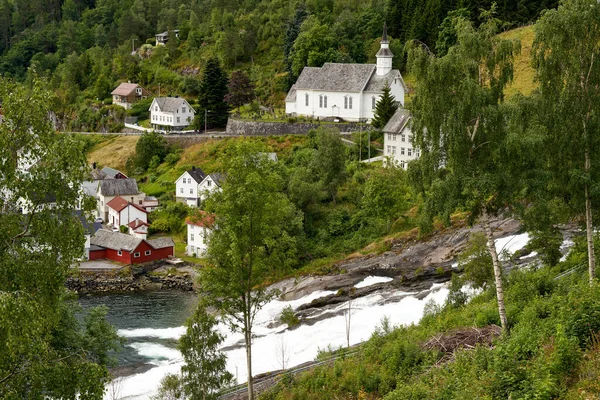 挪威西部美丽的山地景观 绿树成荫 小木屋林立 — 图库照片