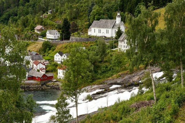 Eine Wunderschöne Berglandschaft Mit Viel Grün Und Hütten Westnorwegen — Stockfoto