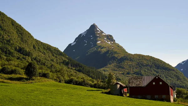 Een Prachtig Bergachtig Landschap Met Groen Hutten West Noorwegen — Stockfoto