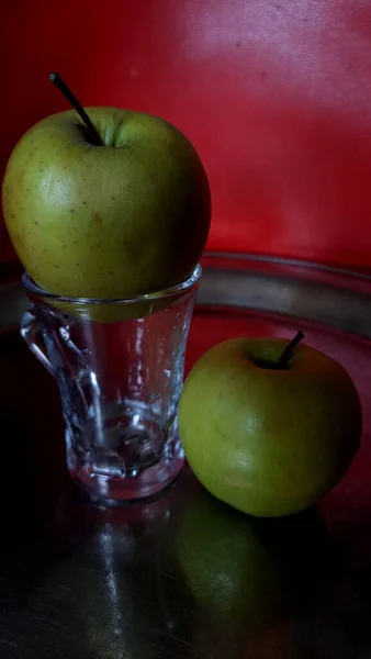 Ett Färskt Grönt Äpple Bredvid Glaskopp Med Ett Annat Äpple — Stockfoto