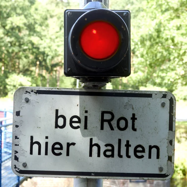 Eine Rote Ampel Über Einem Schild Mit Der Deutschen Aufschrift — Stockfoto