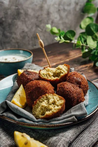 Une Assiette Délicieux Falafels Avec Sauce Yaourt Sur Table — Photo